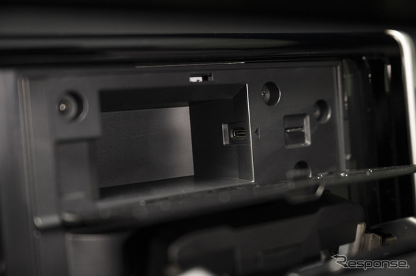 パネルを開くとケーブルの収納可能なスペースとなっていて、USB Type-Cの急速充電対応ポートがある