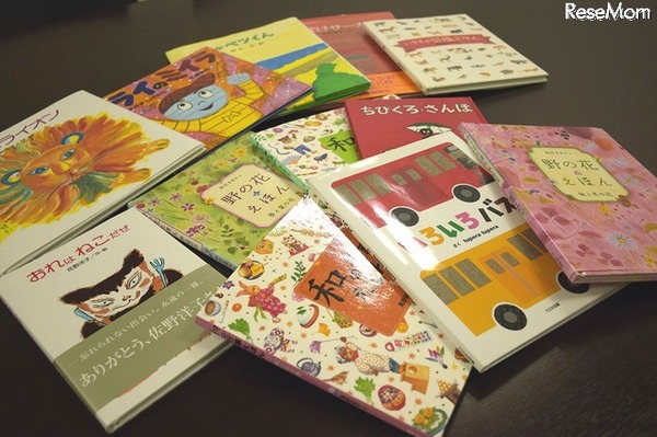 絵本読み放題サービスの対象の市販絵本を見せてもらった