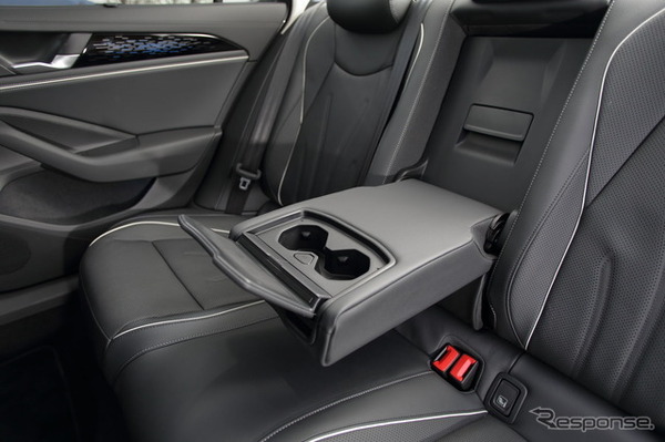 VW パサート 新型（eハイブリッド エレガンス）