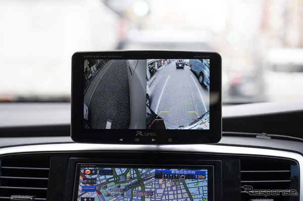 別売の車種別サイドカメラ映像（左）とリア映像（右）