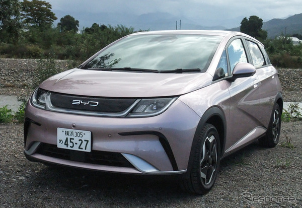 BYD ドルフィン 標準型。モノトーンカラーであること、グラストップ未装備だが、基本デザインの違いはほとんどない。