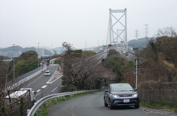 本州と九州を結ぶ関門橋をバックに記念撮影。