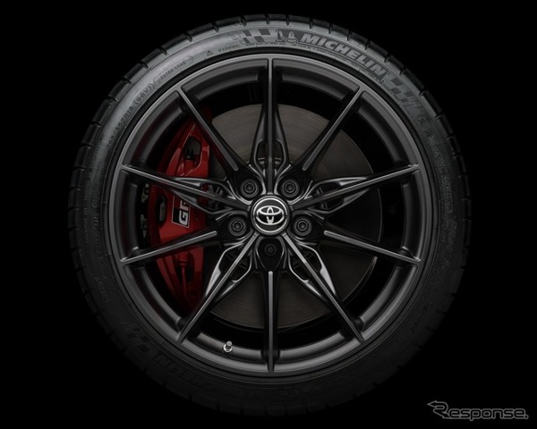 フロント：255/35ZR19 タイヤ（MICHELIN PILOT SUPER SPORT）×9J鍛造アルミホイール（マットブラック塗装/ センターオーナメント付）リヤ：275/35ZR19 タイヤ（MICHELIN PILOT SUPER SPORT）×10J鍛造アルミホイール（マットブラック塗装/ センターオーナメント付）[RZに標準装備]