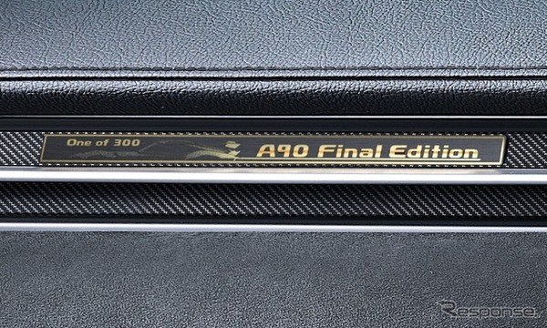 専用インストルメントパネルカーボンオーナメント（“A90 Final Edition”ロゴ入り金属プレート）
