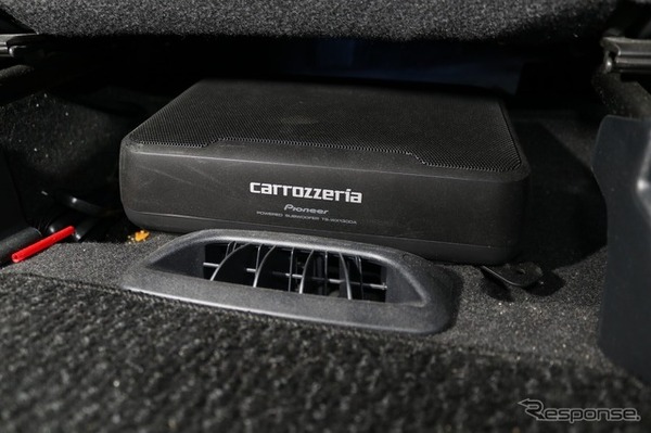 低音の不足を感じて追加したのがカロッツェリアのTS-W130DA。DIYで取り付けて低音補強を体感している。