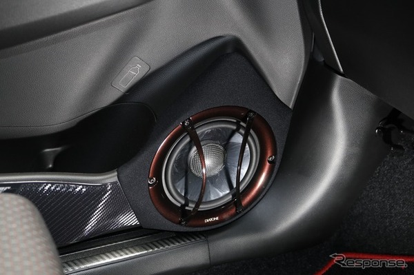 フロントスピーカーにはDS-SA1000をチョイス、これまで3ウェイも経験したオーナーだったがあえて2ウェイの高級機を狙った。