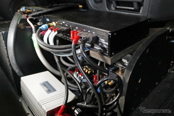 フロント3ウェイをマルチアンプシステムでドライブするのはファスのパワーアンプであるAP2.50n。3台を積層して設置した。