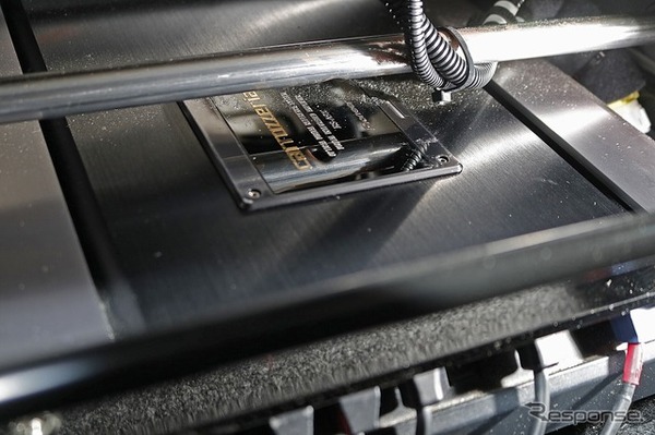 シート下（運転席／助手席）をフルに使ってカロッツェリアXのデジタルインテグレーテッドアンプとデジタルアンプを収めた。