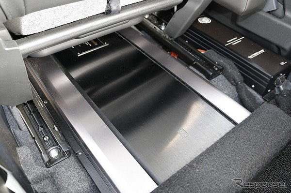 助手席のシート下にはデジタルパワーアンプのRS-A7Xをインストール。シートレールの間に見事に収まるスペース効率の良さ。