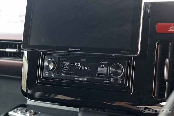 音源の再生にはCDトランスポートであるRS-D7XIIIを採用。CD音源の音声データを最良の状態で送り出すことのできるユニットだ。