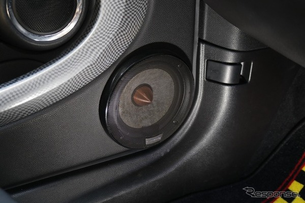 ミッドバスにはFLUX T160R2を用いる。取り付けはドアの前方下部を加工してアウターバッフル化する。