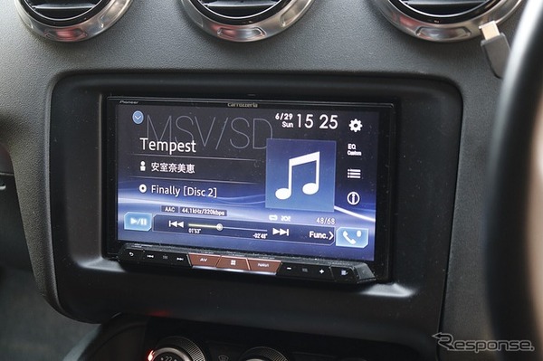 ヘッドユニットには高音質カーナビであるサイバーナビXシリーズを使う比較的シンプルなシステム構成としている。