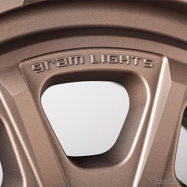 スポーク間の“gramLIGHTS”ロゴ