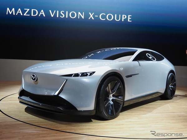 マツダ・ビジョン・クロスクーペ（ジャパンモビリティショー2025）。フェンダーのマークは映り込み