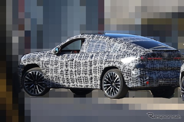 BMW iX4 市販型のプロトタイプ