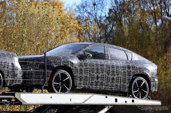 BMW iX4 市販型のプロトタイプ