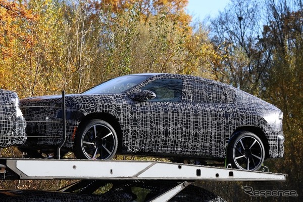 BMW iX4 市販型のプロトタイプ