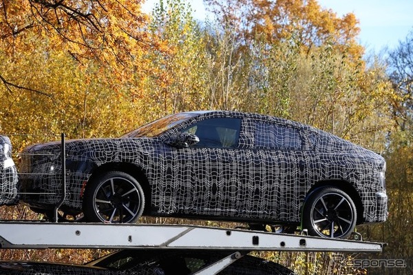 BMW iX4 市販型のプロトタイプ
