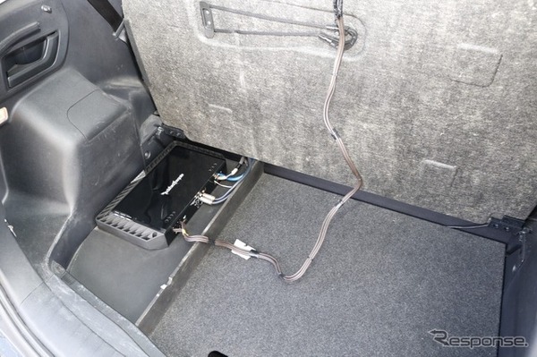 ラゲッジフロアの表面のパネルを跳ね上げると見えてくるのがサブウーファー用のパワーアンプT1500-1bd。