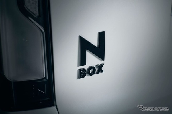 ホンダ N-BOX CUSTOM の「BLACK STYLE」