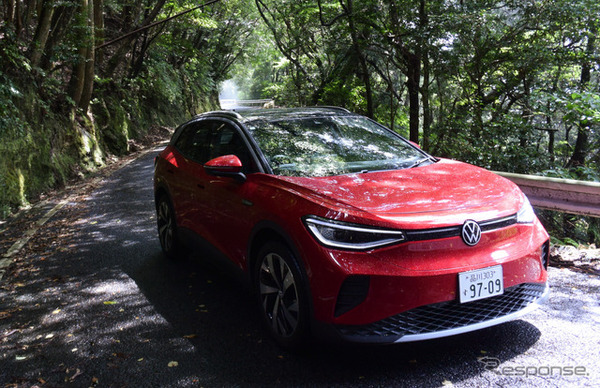 VW ID.4。山岳路では後輪駆動のメリットでステアフィールの良さを実感できる。