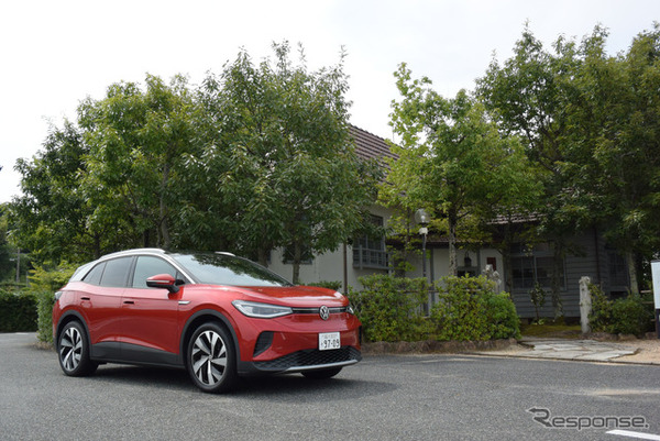 VW ID.4のフロントビュー。岡山・邑久にある画家・竹久夢二の生家近くにて。