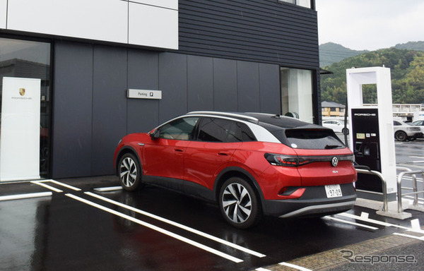 ポルシェディーラーの150kW高速充電器で充電中。