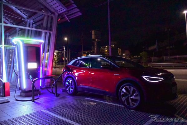 アウディディーラーの150kW機で充電中。全国の主要都市を広くカバーしているため心強い。