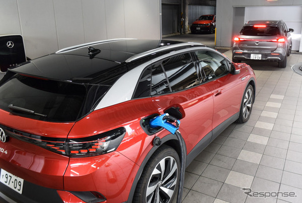 京都のメルセデスベンツディーラーに設置されたeモビリティパワー加盟の150kW機で充電中。