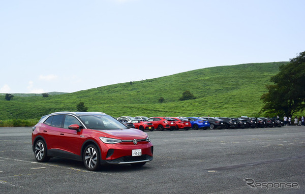 山口・秋吉台にて記念撮影。背後ではホンダのタイプR車が集っていた。