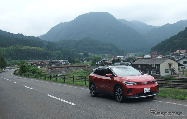 島根の山間部、津和野の道を行く。