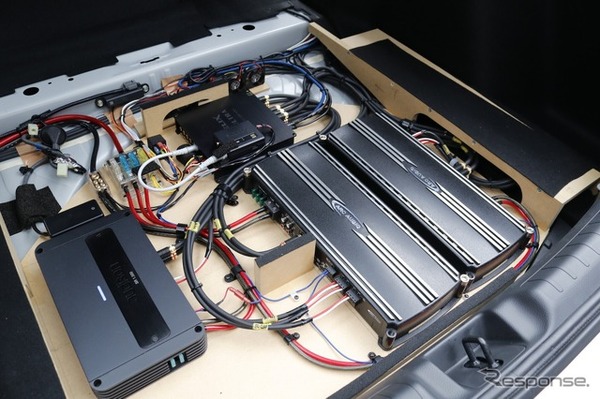 ラゲッジスペースのフロア下スペースを巧みに用いて、パワーアンプ×3台、DSP、その他機器類を納めている。