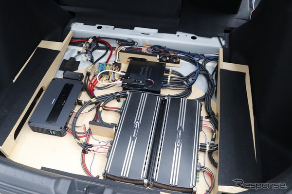 大型パワーアンプのARCオーディオARC1000.4×2台を中心に、スペース効率を考えたレイアウトが施された。
