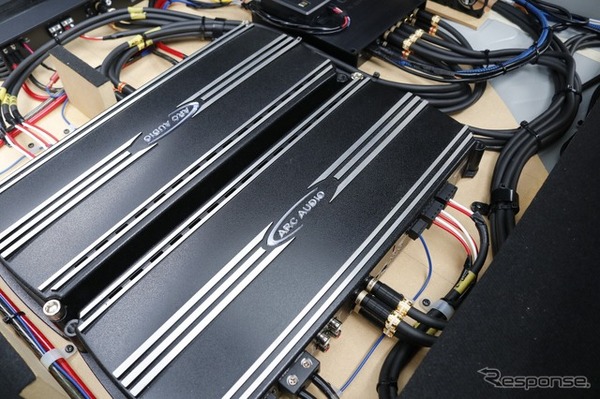 スピーカーのポテンシャルを存分に引き出すためにダンピングファクターの高いモデルとして選んだのがARC1000.4だった。