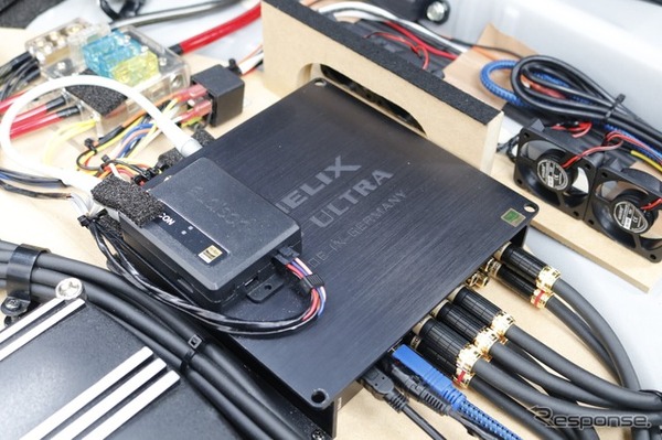 ヘリックスのDSP ULTRAがシステムの司令塔としての役割を担う。上部に取り付けられているのはオーディソンのB-CON。