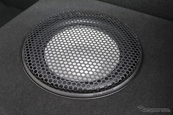 ウーファーユニットには重低音重視の選択からグラウンドゼロのGZPW10SQを用いる。望み通りの迫力の低音再生を可能にした。