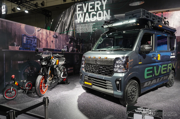“親子”のGSX-8TTとともに並べられたスズキ EVERY WAGON WANPAKU RIDER（東京オートサロン2026）
