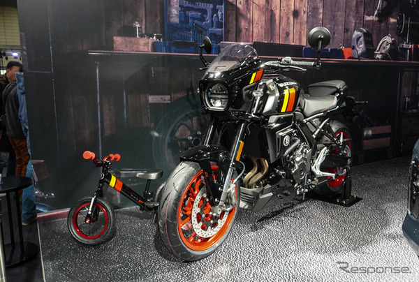 スズキ GSX-8TT と“GSX-8TT仕様”のストライダー（東京オートサロン2026）