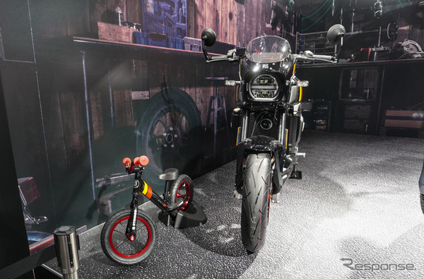 スズキ GSX-8TT と“GSX-8TT仕様”のストライダー（東京オートサロン2026）