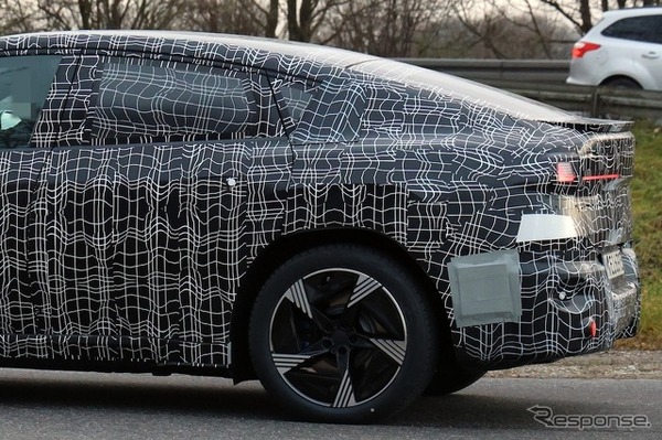 BMW iX4 市販型のプロトタイプ