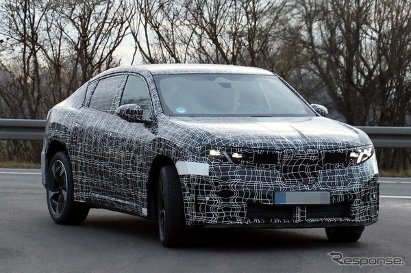 BMW iX4 市販型のプロトタイプ