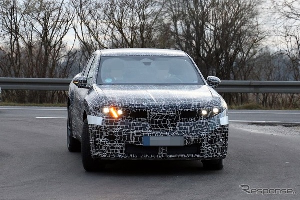 BMW iX4 市販型のプロトタイプ