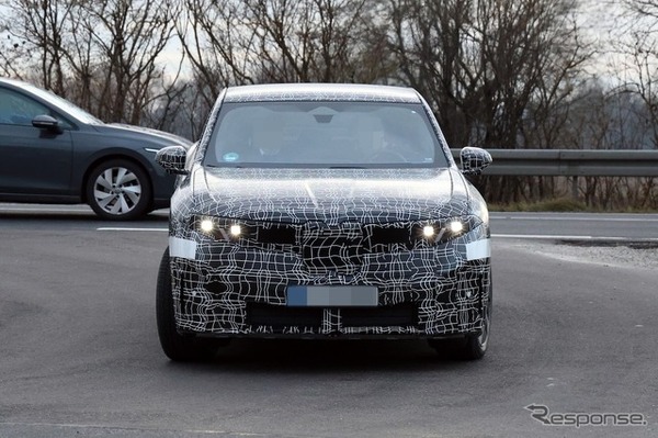 BMW iX4 市販型のプロトタイプ