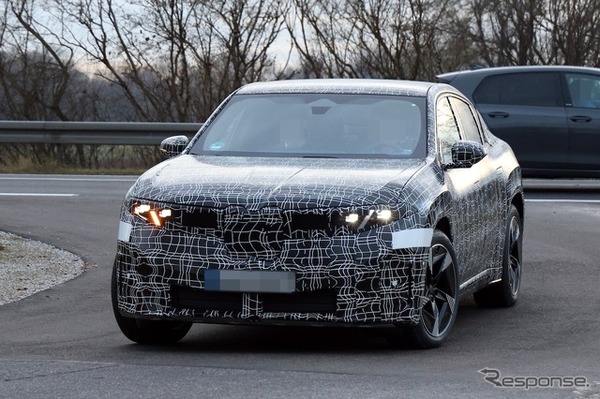 BMW iX4 市販型のプロトタイプ