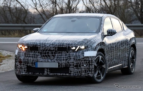 BMW iX4 市販型のプロトタイプ