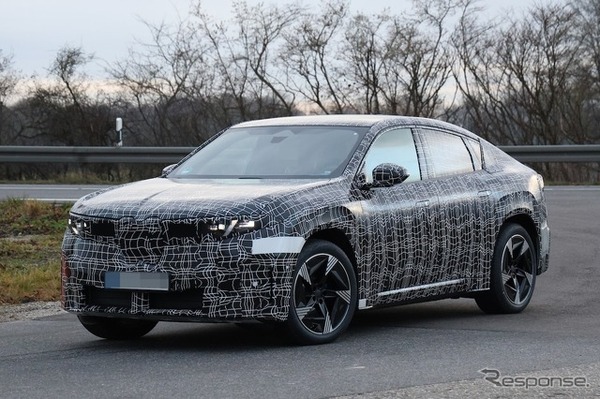 BMW iX4 市販型のプロトタイプ
