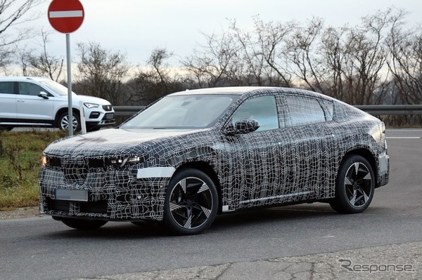 BMW iX4 市販型のプロトタイプ