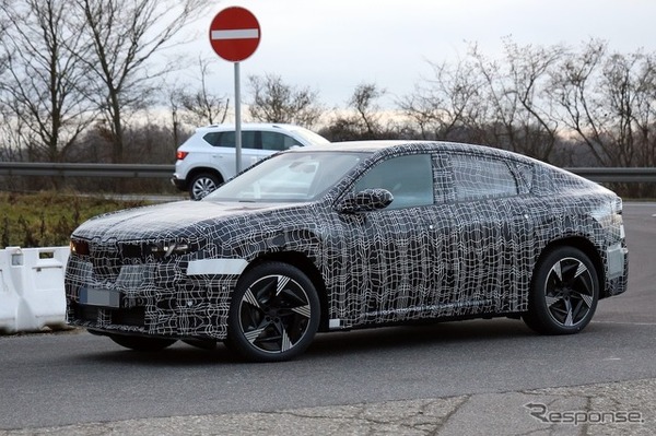BMW iX4 市販型のプロトタイプ