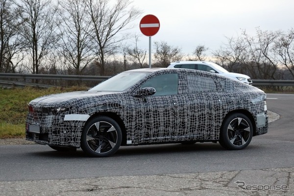 BMW iX4 市販型のプロトタイプ