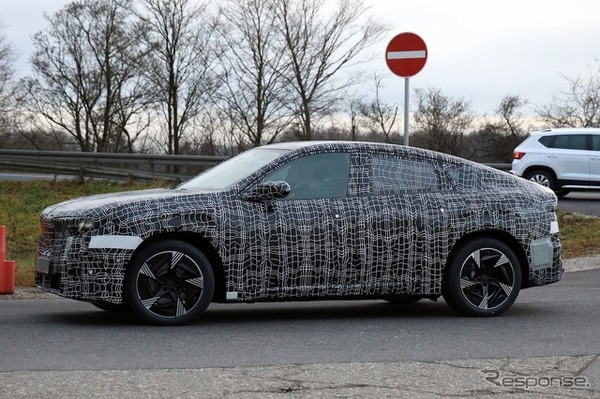BMW iX4 市販型のプロトタイプ